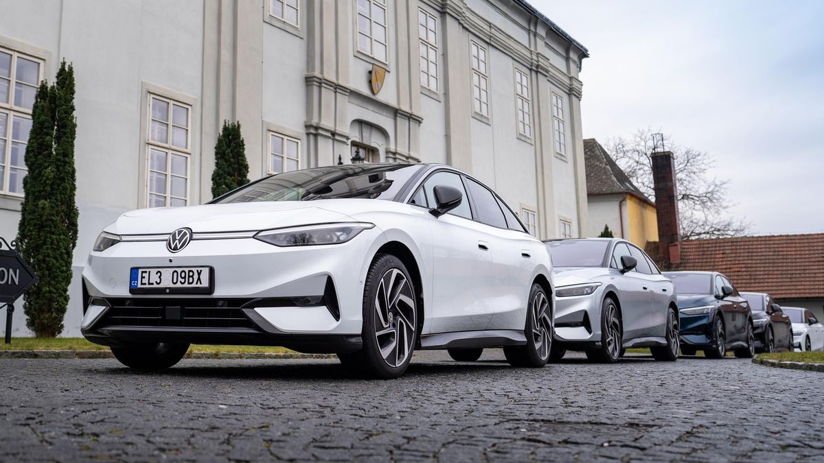VW přivezl do Česka svůj nejlepší elektromobil, rovnou s obří slevou. Největší eso si však schovává na později