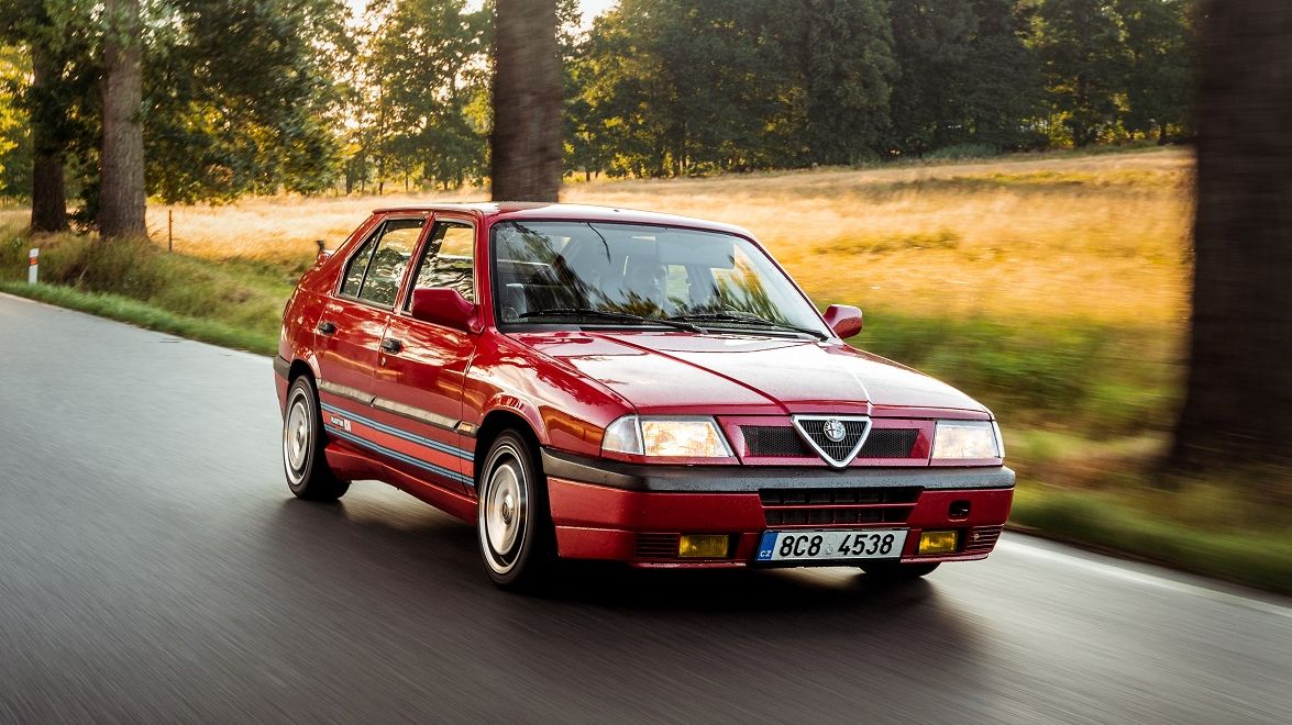 Skvělý sedan, na který jste nejspíš dávno zapomněli: Alfa Romeo 33 QV je tak dobrá, že ji nebudete chtít přestat řídit