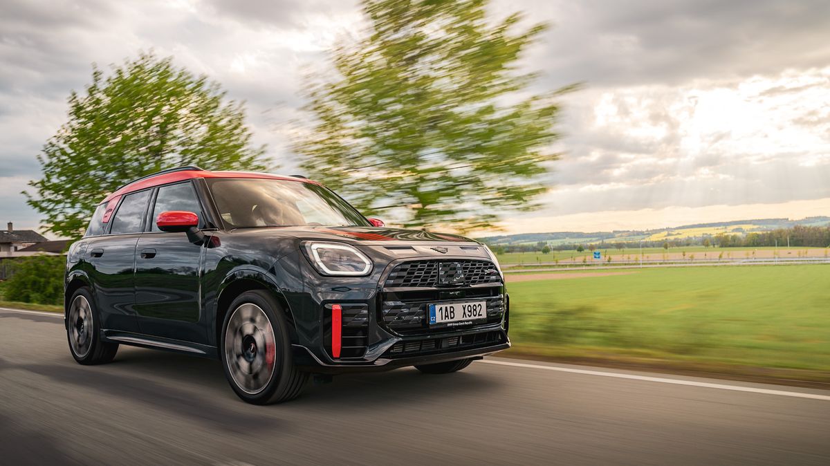 Je ozdobou silnic a drží jako přibité. Mini Countryman v přebalu Johna Coopera budete mít rádi