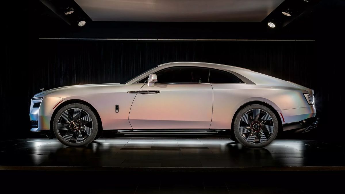Rolls-Royce ukázal jedinečný Spectre. Jeho lak byl inspirovaný měsícem, majitel na něj čekal dlouho