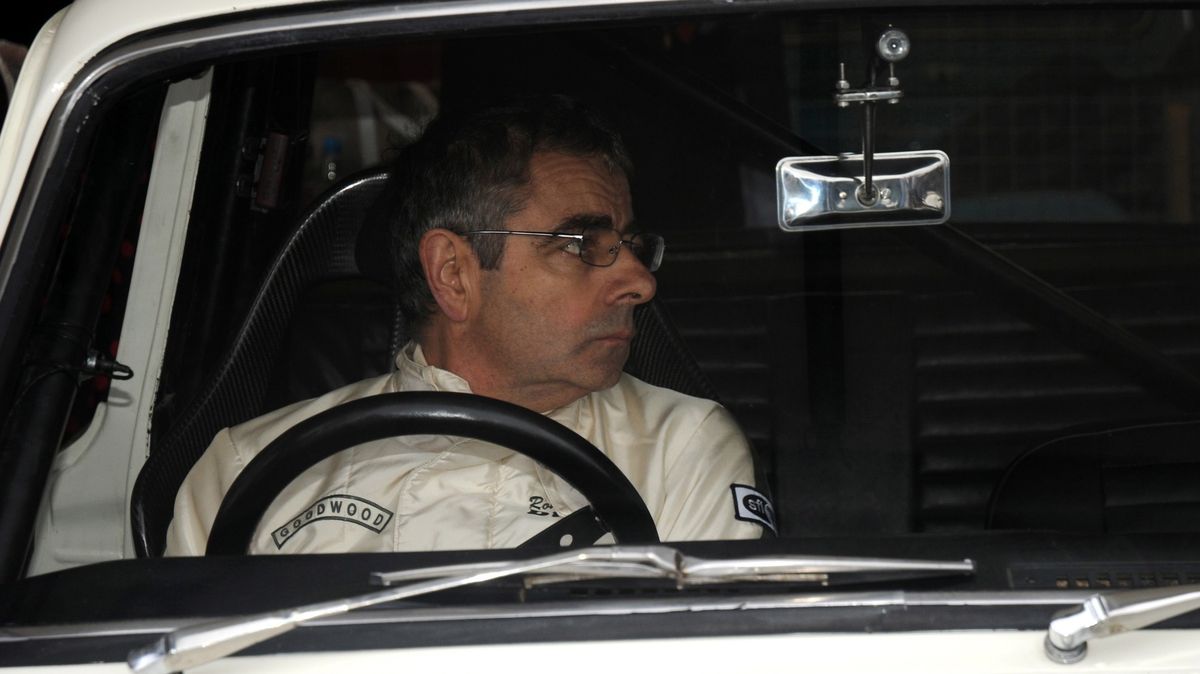 Rowan Atkinson slaví 70. narozeniny: Jednu dobu byl největším bourákem Británie, vlastnil rarity, ale jezdil i škodovkou