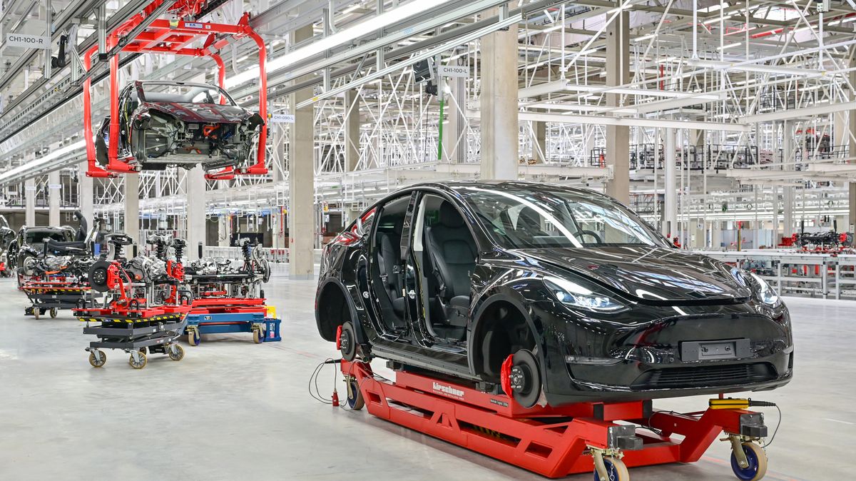 Počet aut v Evropě mezi roky 2025 a 2035 vzroste o 14 mil. na 366 milionů. Mezi nově prodávanými budou drtivě převažovat elektromobily