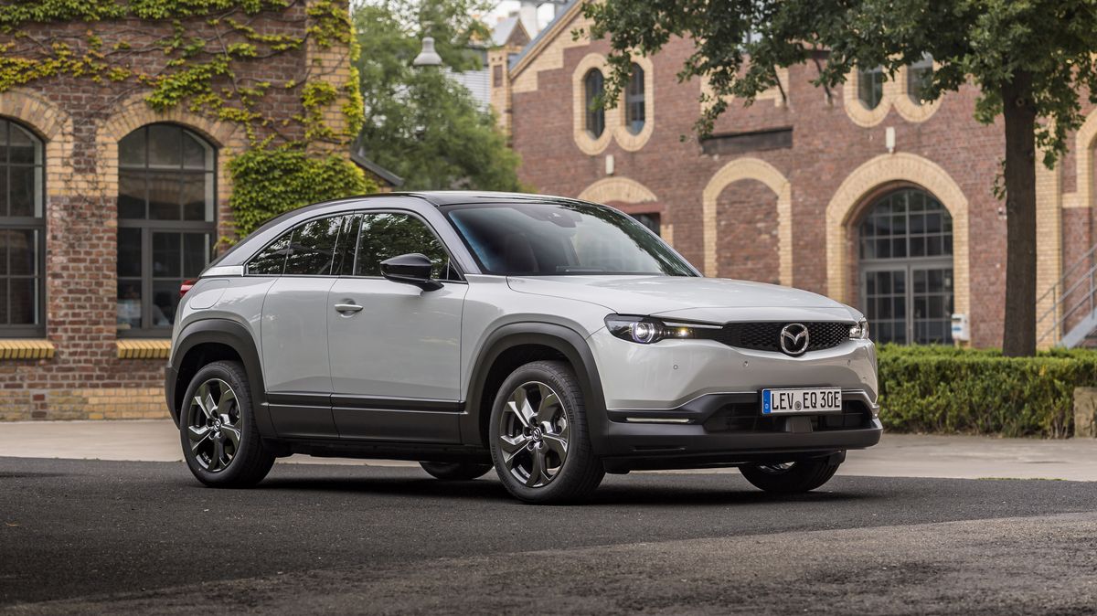 Mazda se svým elektromobilem na důležitém trhu pohořela. Stahuje ho a raději se zaměří na spalovací motory