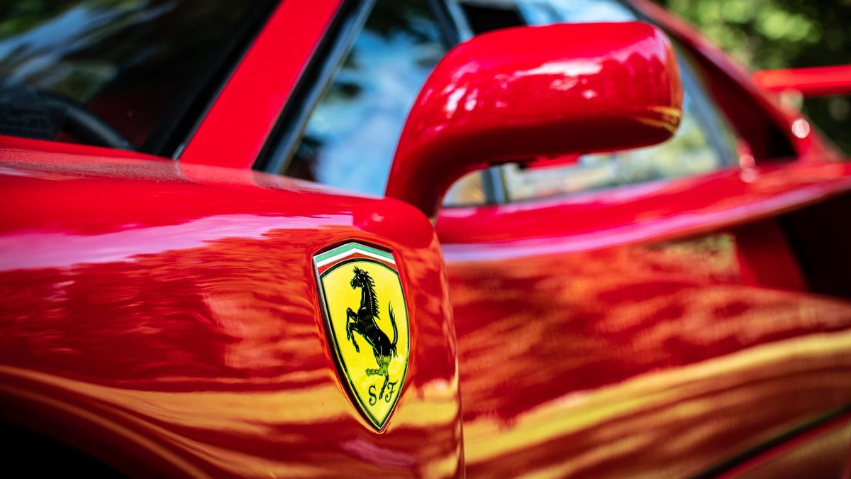 Jak vznikl znak Ferrari: Kořeny vzpínajícího se hřebce sahají až do první světové války