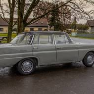 Mercedes-Benz 200 W110