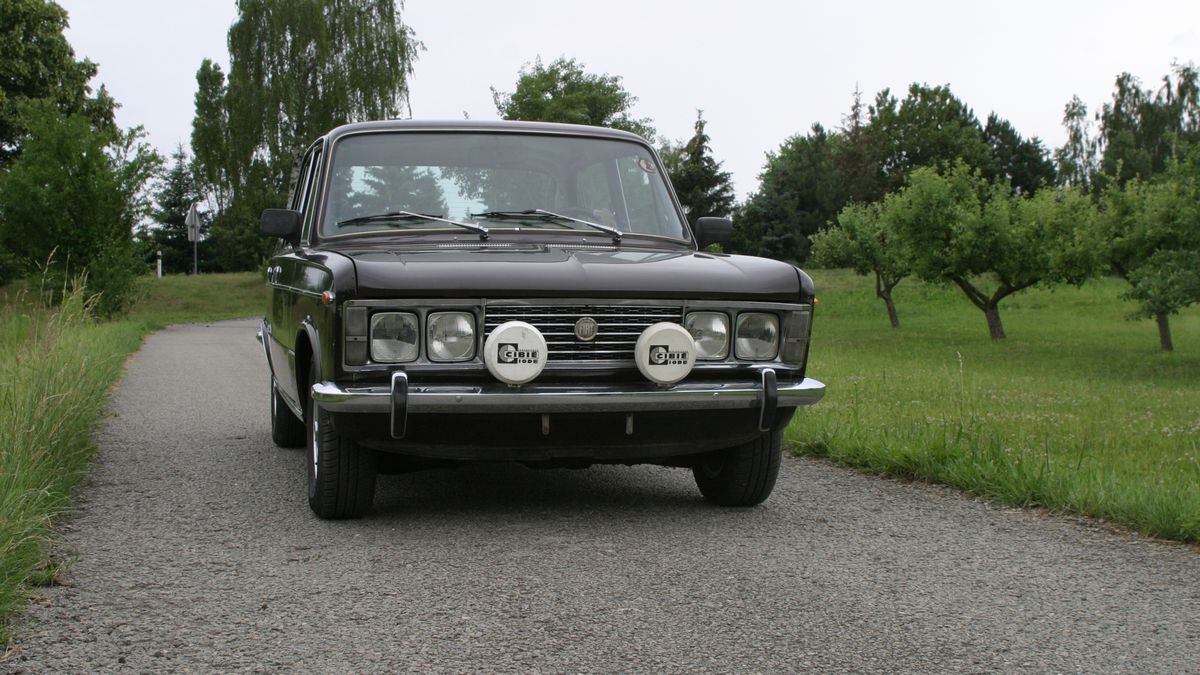 Fiat 125 je fantastický řidičský sedan. Na srazu veteránů s ním ušetříte za chatku