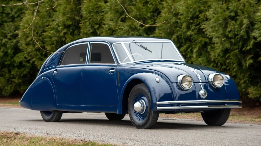 Tatra T77 z roku 1934 jde do dražby. Její renovace vyšla na 22 milionů, a tak nechybí ani slonovina