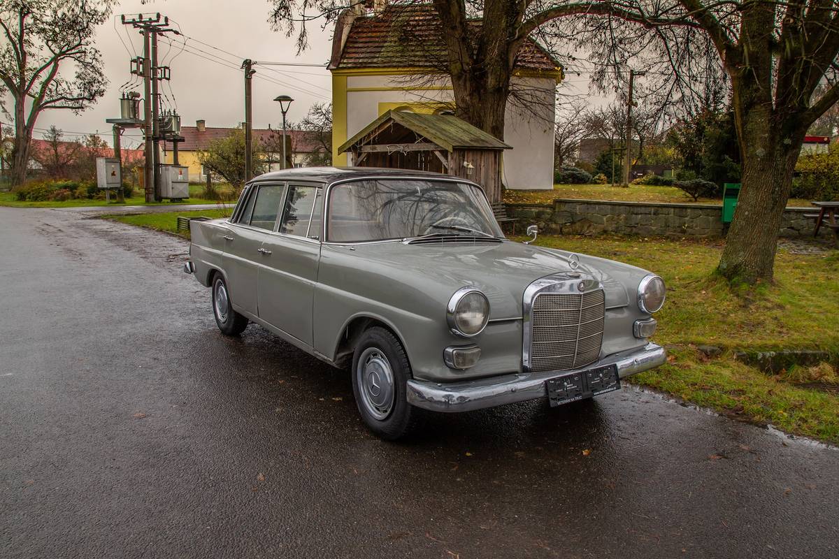 Mercedes-Benz 200 W110