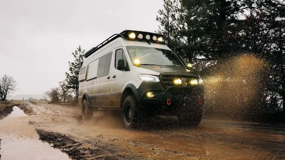 Terénní obytňák Mercedes Sprinter může mít všechno. Včetně kávovaru Nespresso nebo pušky na medvědy