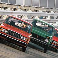 Lada Niva ve společnosti dalších vozů továrny z Toljatti, VAZy 2105 a 2107.