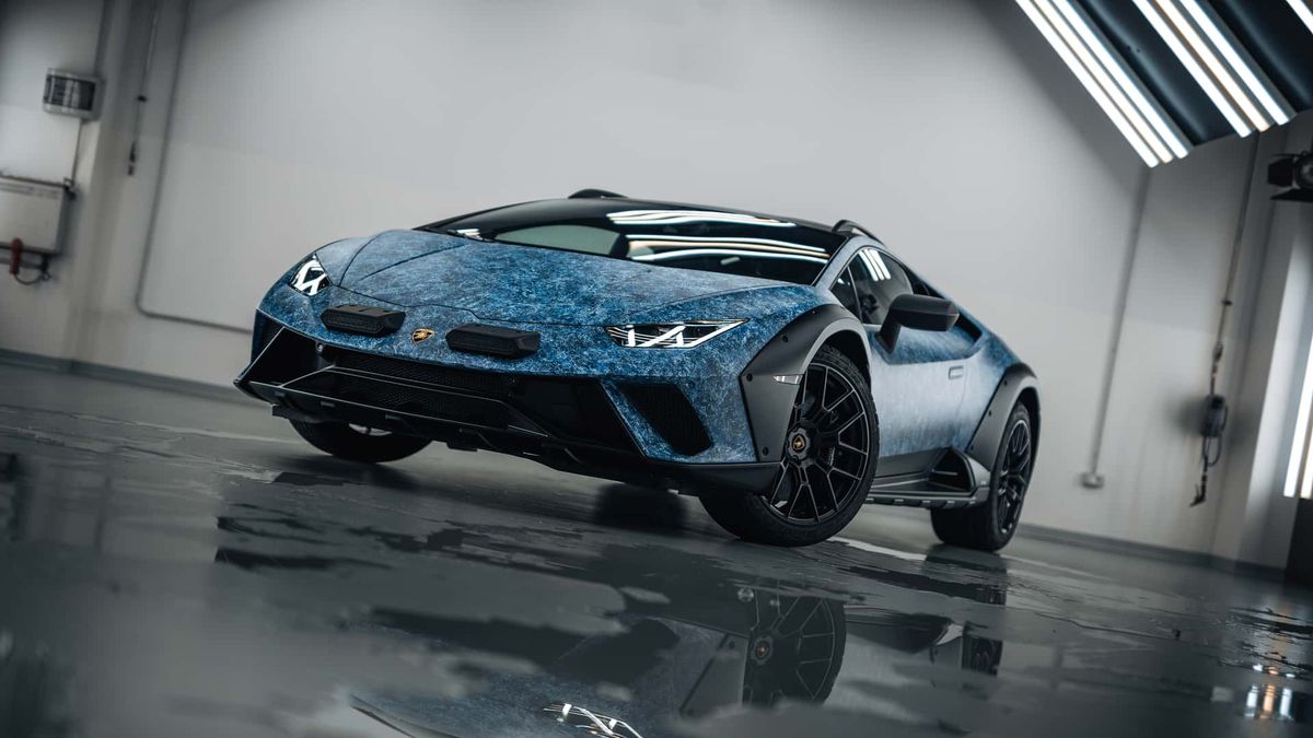 Modrá je dobrá. Lakováním exkluzivní verze terénního Lamborghini značka strávila 370 hodin