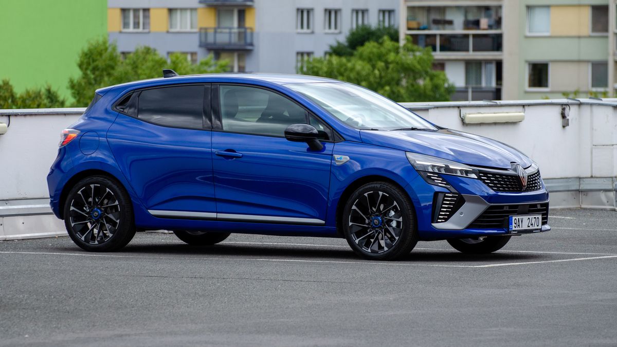 Omlazený Renault Clio přijel do Česka: Za stejné peníze je to ještě lepší auto, hybrid s technikou F1 jezdí za pár litrů