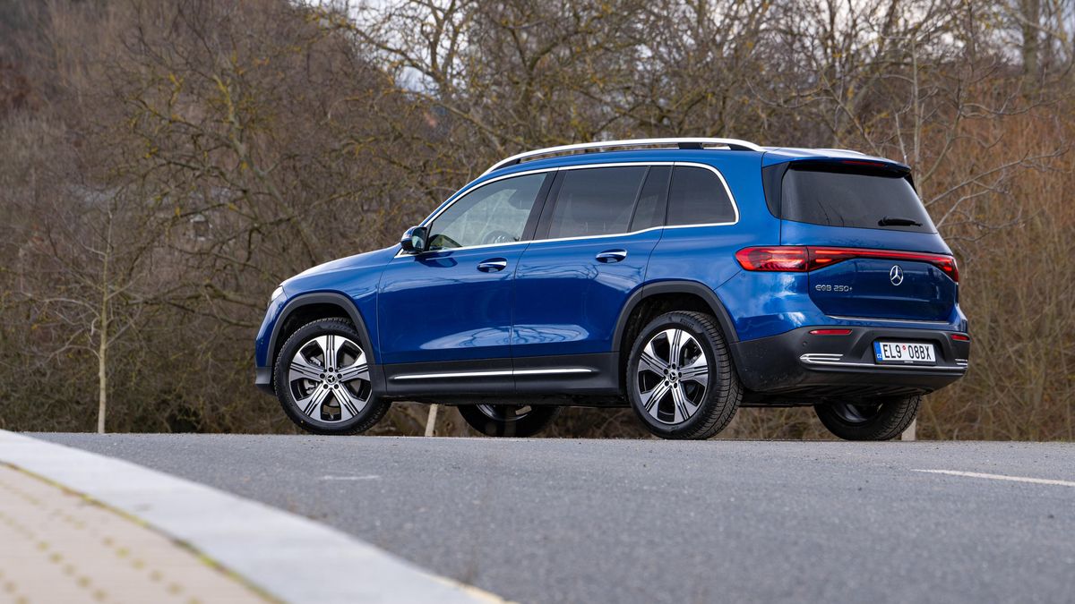 Mercedes EQB 250+ patří mezi nejpraktičtější elektrická SUV. A už v základní verzi jezdí hezky