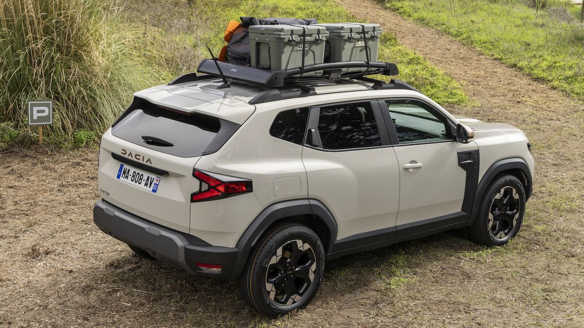 Nová Dacia Duster nabídne za překvapivě málo peněz tovární kempovací vestavbu. Celkem pohodlně se vyspí celá rodina