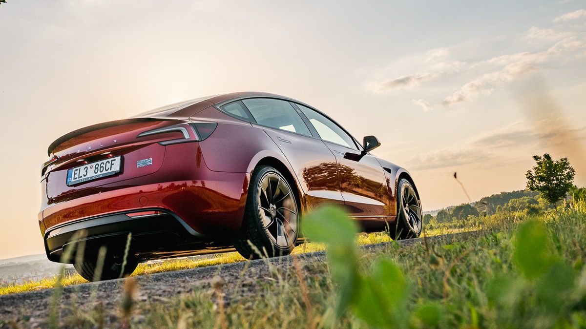 Jako auto z videohry, jen opravdové. Tesla Model 3 Performance je šílená bestie, řidičské auto to ale stále není