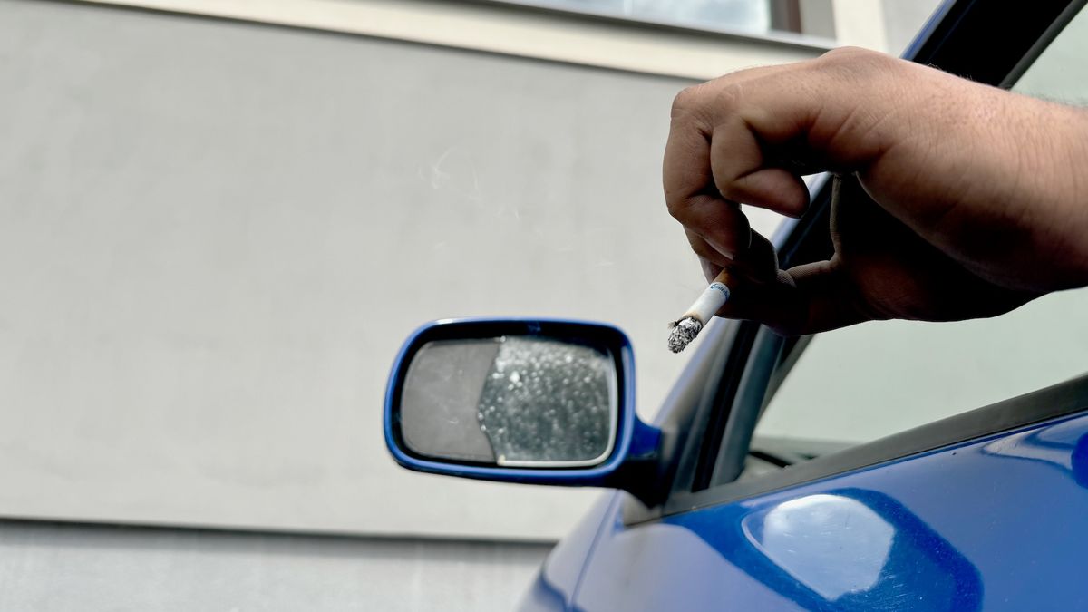 Nepříjemný a hlavně nebezpečný zlozvyk: Za odhozený nedopalek cigarety z auta hrozí vysoká pokuta