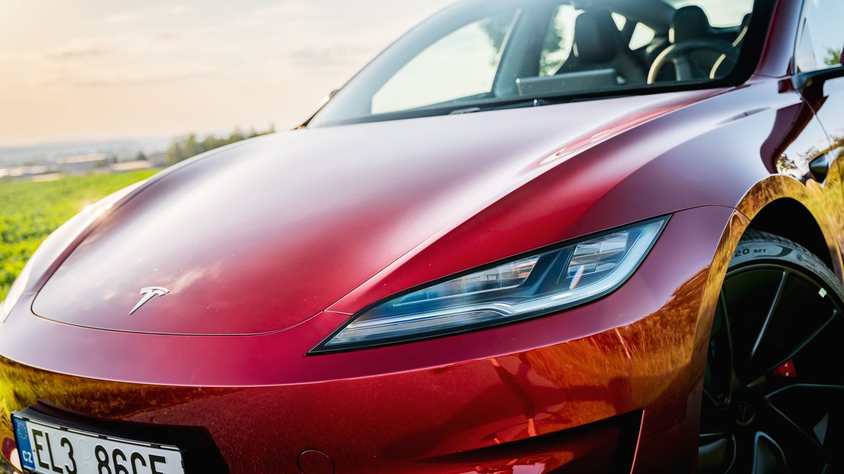 Tesla opět pohořela v testech spolehlivosti. Zdvižený prst vidíme i u jedné škodovky