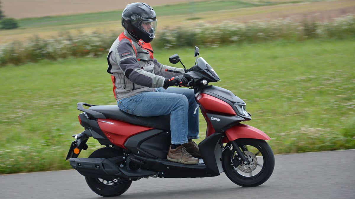 Kvalitní skútr do města za rozumné prachy: Yamaha RayZR je levnější než některé neznačkové stroje