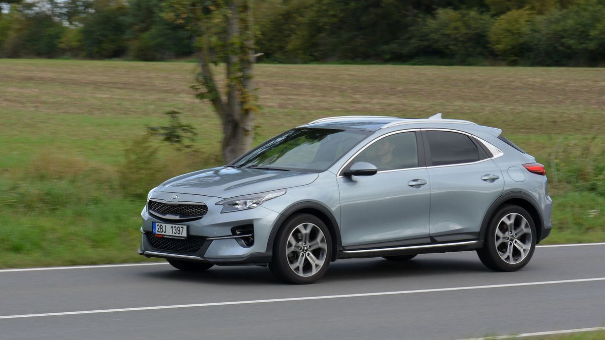 Test ojetiny: Kia XCeed není pouze oplastovaný hatchback. Ale raději s ním nebourejte…