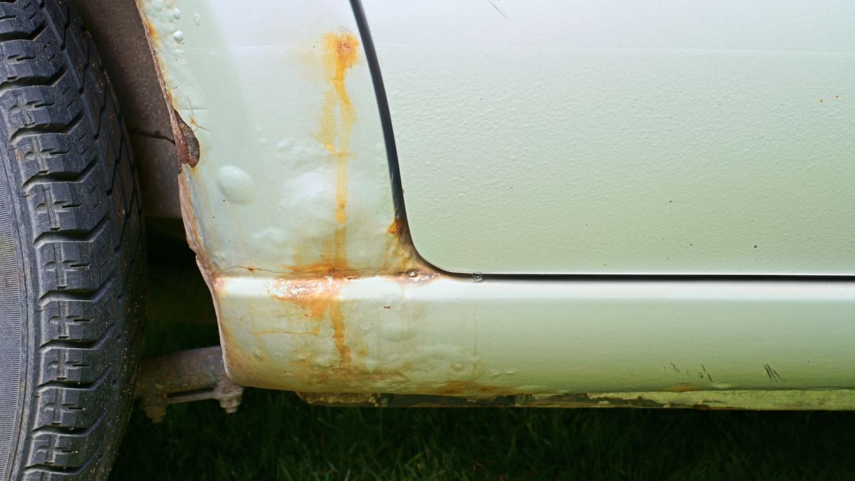 Jak koupit ojeté auto a nenaletět: Na co si dát pozor v inzerátech, na co při prohlídce auta a jak poznat kradenou či vytopenou stočenku