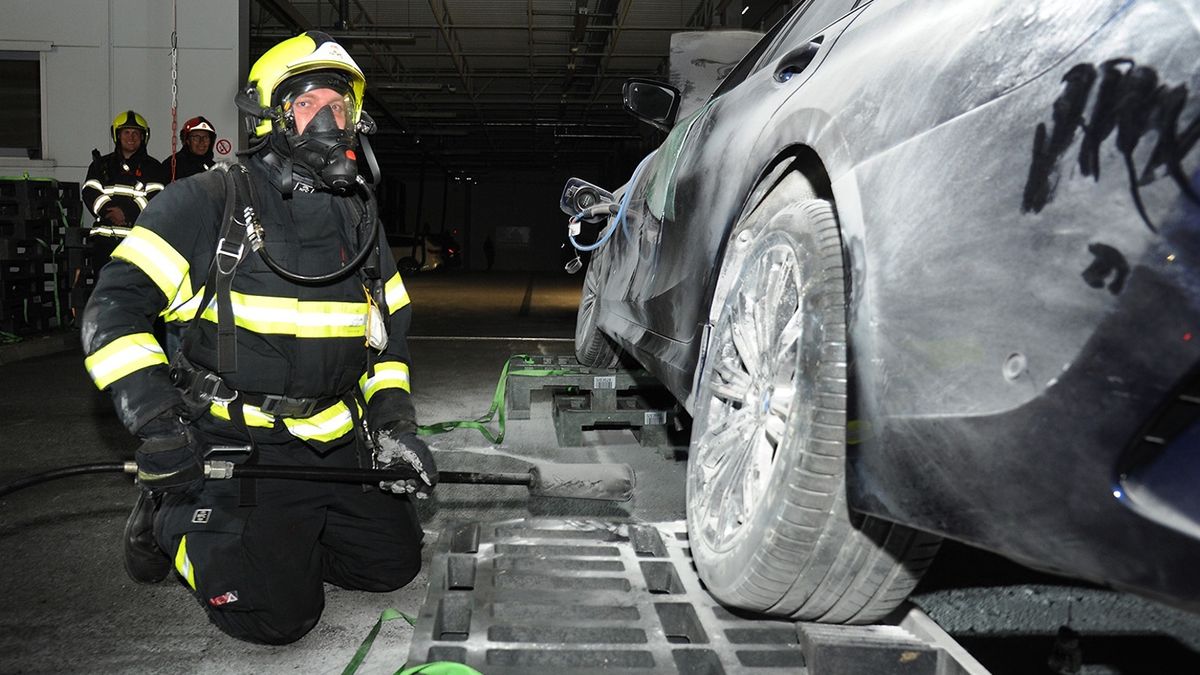 Fakta a mýty o požárech elektromobilů: Jsou nebezpečnější než u normálních aut a jak probíhá zásah hasičů?