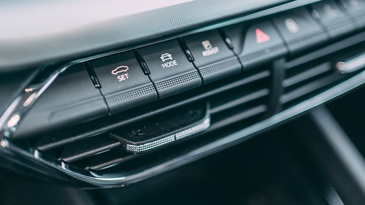 Co se v autě ovládá tlačítkem?