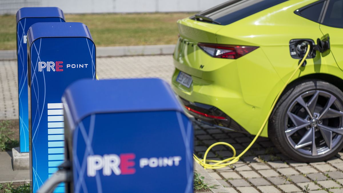 Máme čísla za prvních deset měsíců, prodej elektromobilů skutečně skokově narostl. Díky dotacím