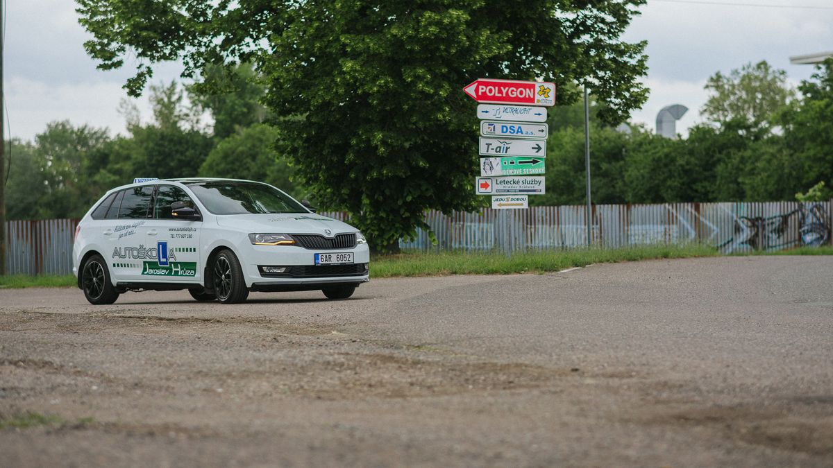Dalších 10 věcí, které vás v autoškole nenaučí, ale měli by: Jezdit po dálnici, couvat a točit motor