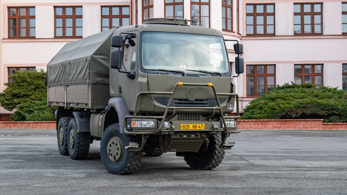 Tatra 810 6×6: Nástupce Pragy V3S uveze 19 vojáků, zvládá extrémní podmínky a řídí se jako osobák
