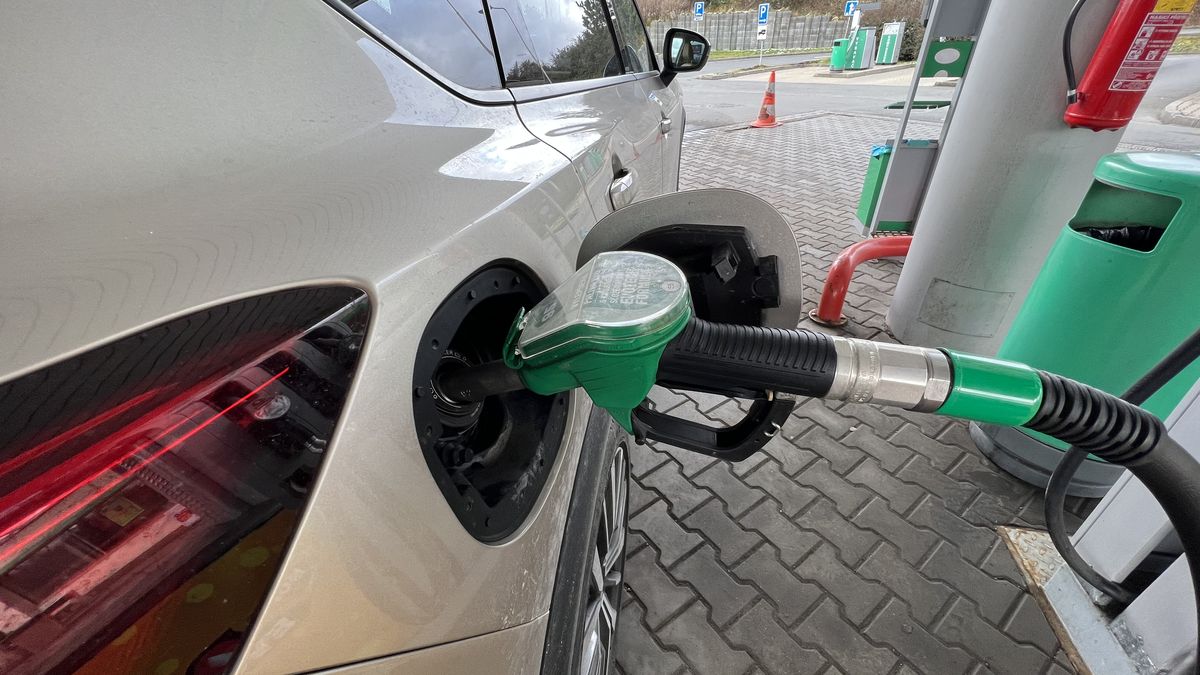 Benzin zase podražil, nafta naopak dále zlevňuje
