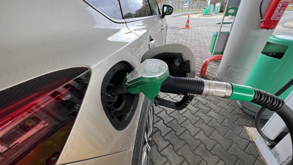 Dotýkáte se před tankováním paliva karoserie auta? Pokud ne, vystavujete se velkému a nečekanému maléru