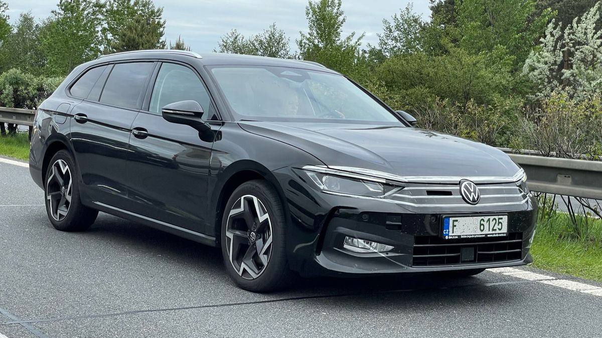 Na české dálnici jsme chytili nový VW Passat, který ještě nikdo neviděl! Že má české speciální značky, není náhoda