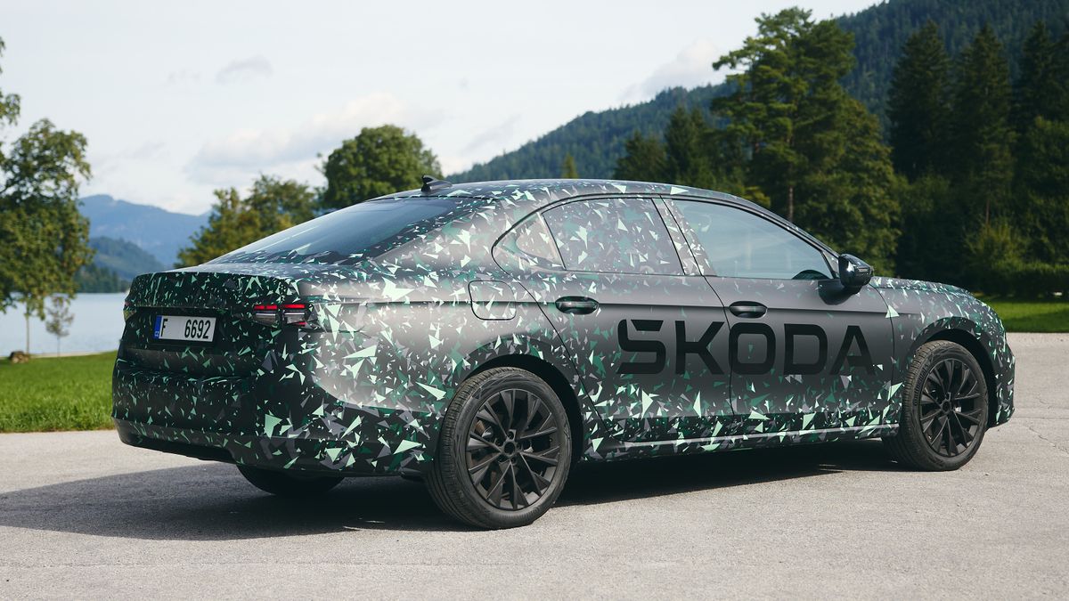 Prostornější kabina, větší kufr a jen automat. Škoda odhaluje tajemství nového Superbu a ukazuje verzi, která jej odliší od Passatu