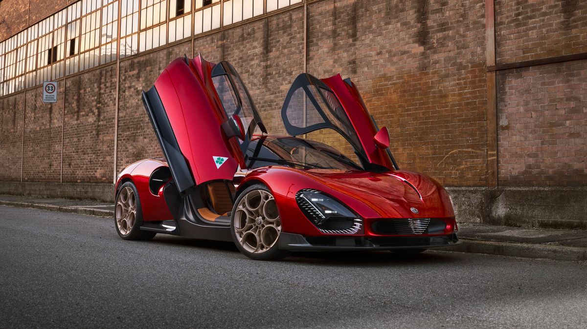 Nová Alfa Romeo 33 Stradale je zakázková italská mašina s vůní benzinu. Má vlastně jedinou chybu