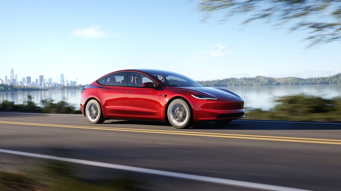 Omlazená Tesla Model 3 naživo: Není bezchybná, nectí ergonomii, ale dospěla a má zajímavou cenu