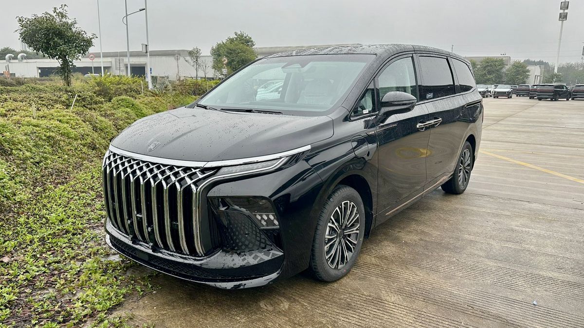 Do Česka míří nové MPV z Číny a není elektrické. Má asi největší masku na světě, obří kufr a luxusní výbavu. S cenou se při zemi nedrží