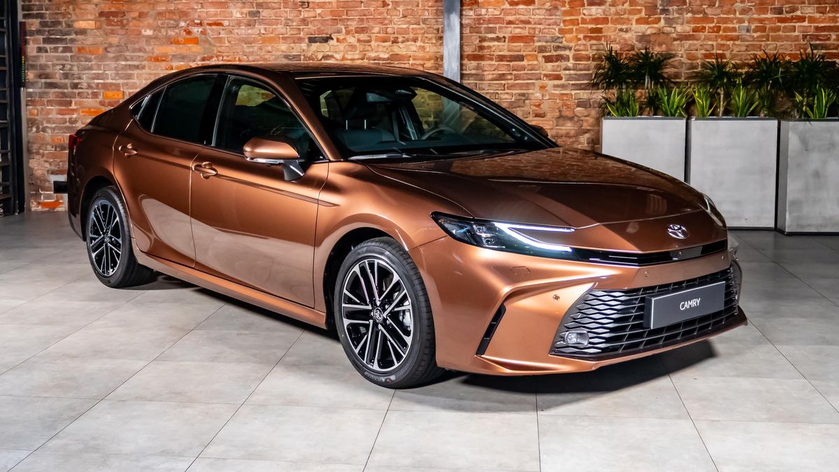 Nová Toyota Camry míří do Česka: Poslední auto svého druhu nepotřebuje klíček a jezdí za 5 litrů