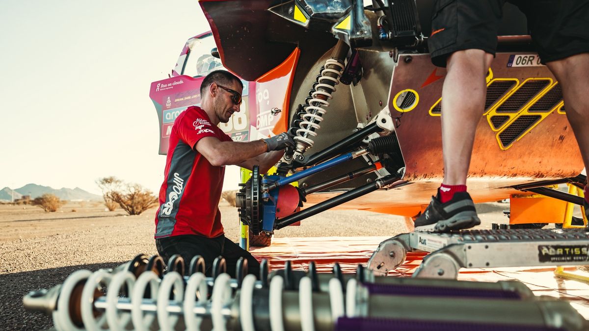 Mechanici mají na Dakaru tvrdý chleba: Tým Martina Prokopa popisuje denní rutinu, občas dojde i na pomoc jinému závodníkovi