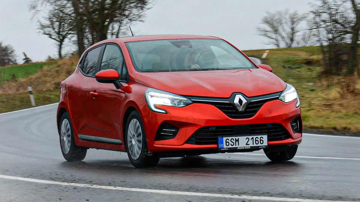 Má se Fabia bát? Ojetý Renault Clio V je levnější, a navíc jde o velmi dobré auto. A nevadí mu ani krátké trasy