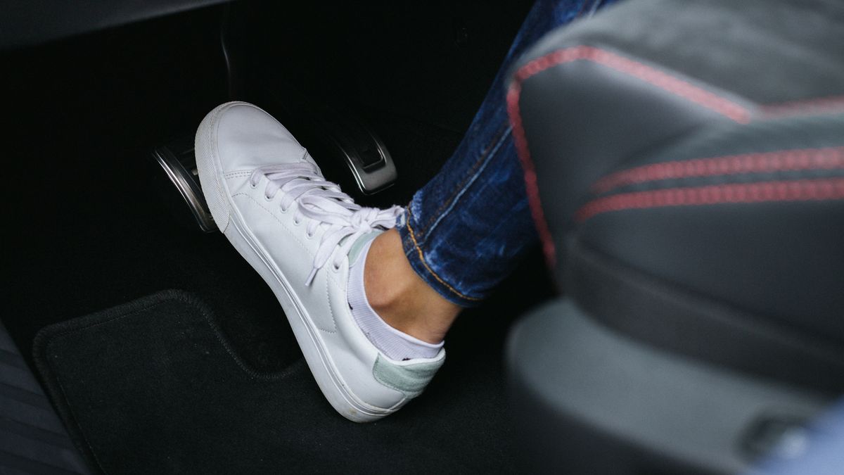 Pokrčené nohy na pedálech byste měli mít ze dvou důvodů. První vám zachrání auto, druhý život