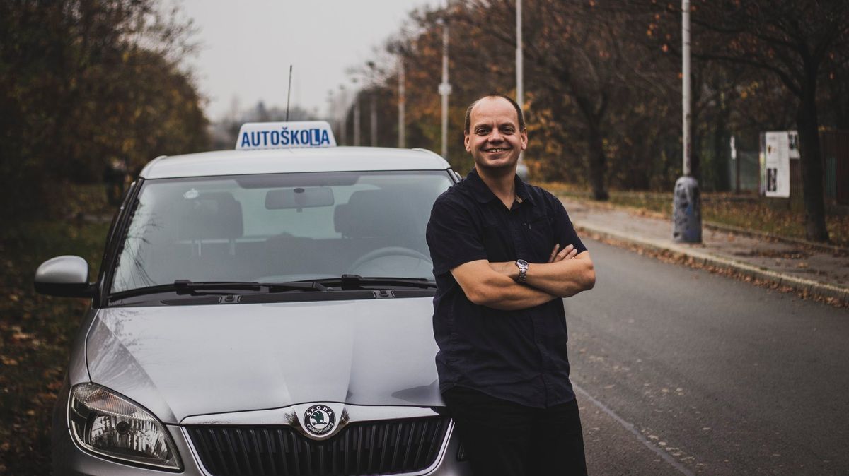 Zaveďme psychotesty a přísnější postihy za alkohol a drogy, myslí si odborník z autoškoly. A řízení s mentorem je nesmysl