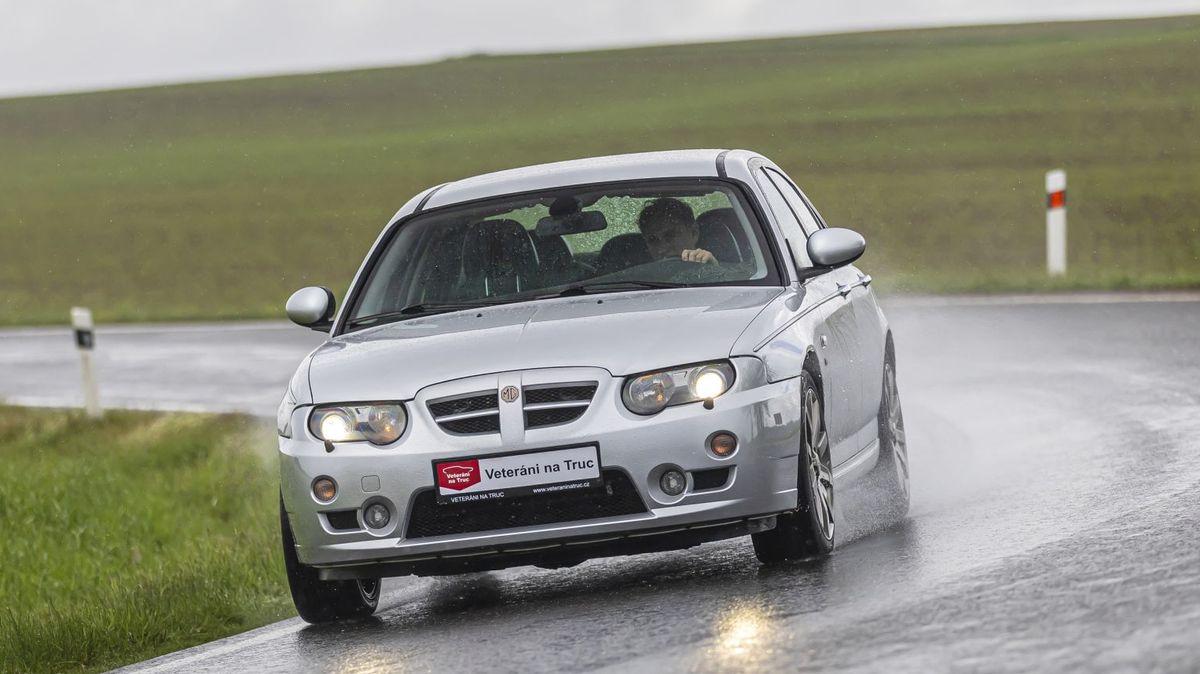 MG ZT 260 na to nevypadá, ale obyčejný sedan to opravdu není. Pod kapotou má osmiválec z Mustangu!
