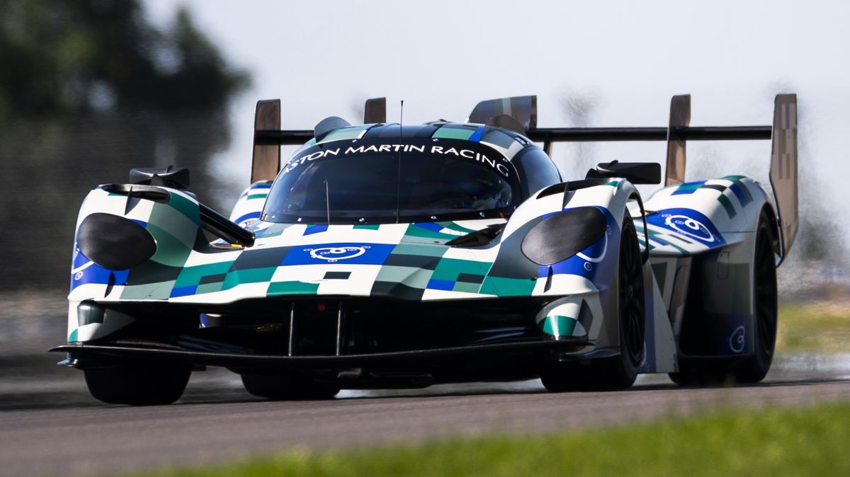 Nastražte uši! Aston Martin testuje V12 závodní speciál Valkyrie pro Le Mans. Křičí jako formule. Kdysi…