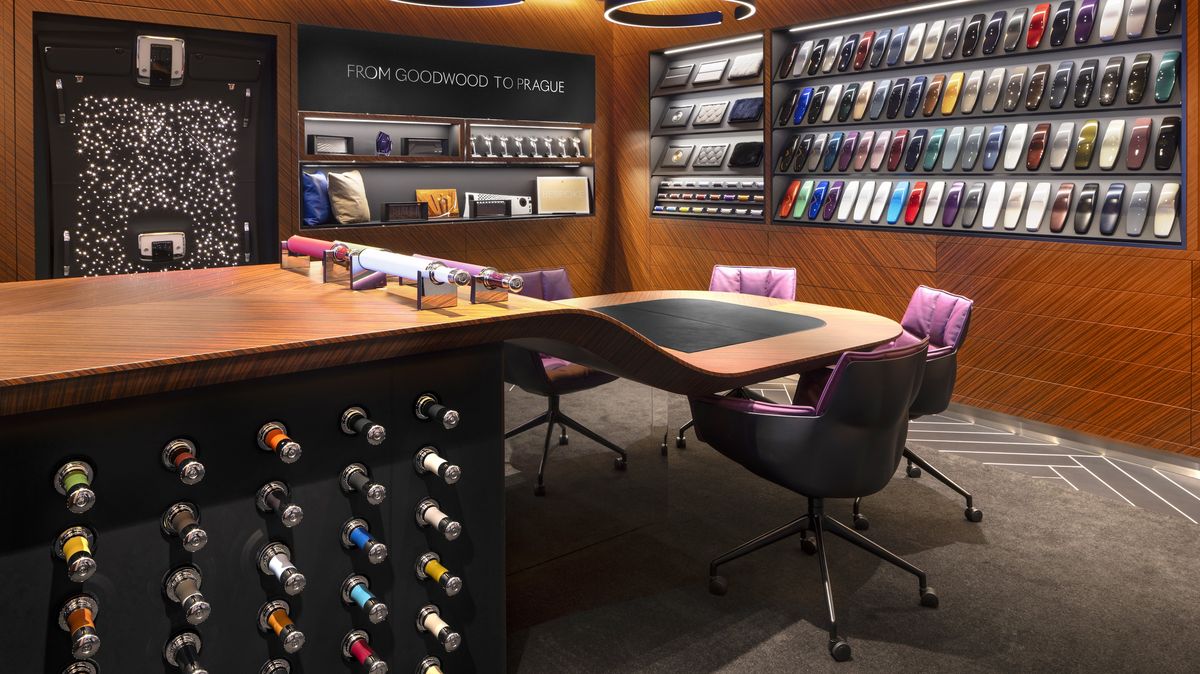 V Praze otevřel snad nejluxusnější automobilový showroom. Mrkněte s námi do prostorů, kde se utrácejí miliony