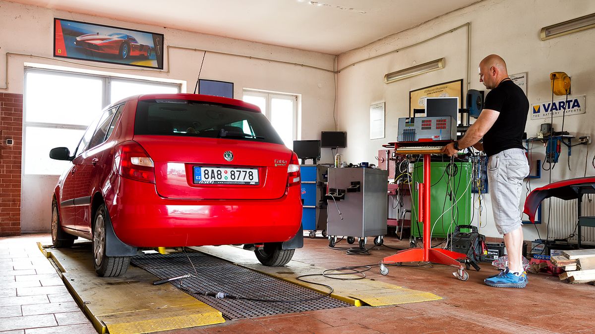 Jak připravit auto na STK? Pozor, ne všechno zvládnete sami, něco už musíte nechat na servisu