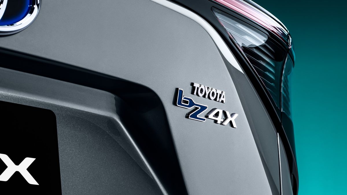 Dětinská Tesla, nezapamatovatelná Toyota. Proč jsou názvy elektromobilů někdy tak hrozné
