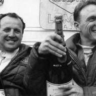 A.J. Foyt (vlevo) a Dan Gurney po triumfu v Le Mans 1967