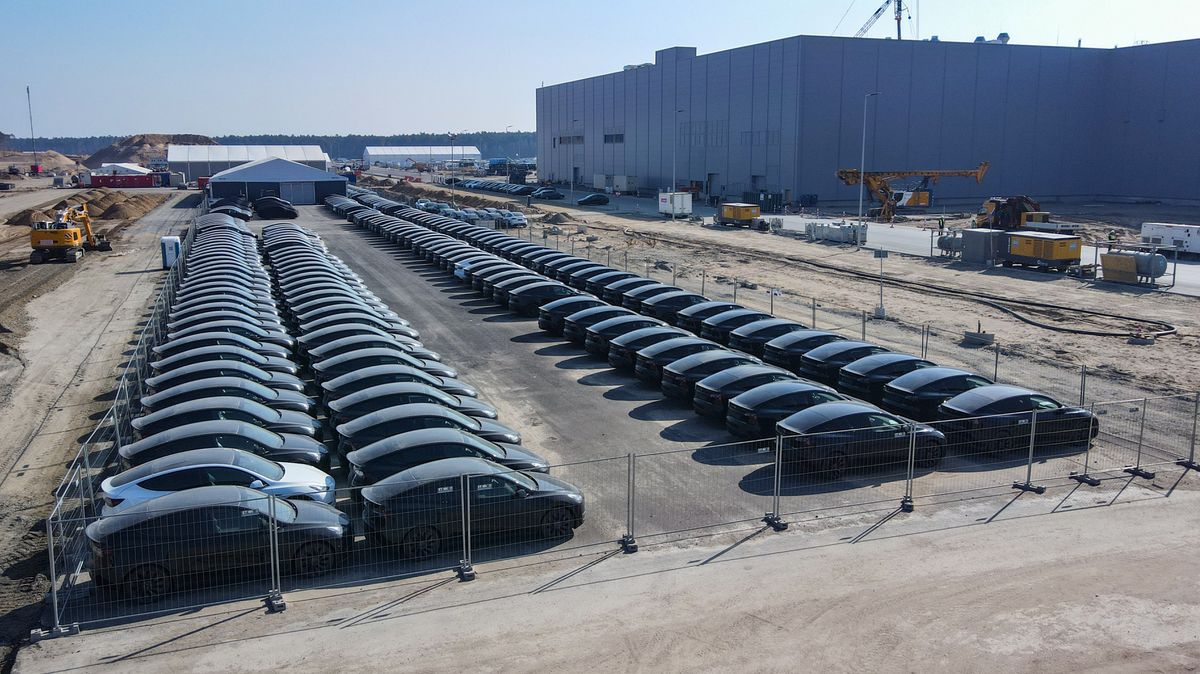 Tesla ve své berlínské továrně na dva týdny přeruší výrobu. Kvůli bezpečnostní situaci