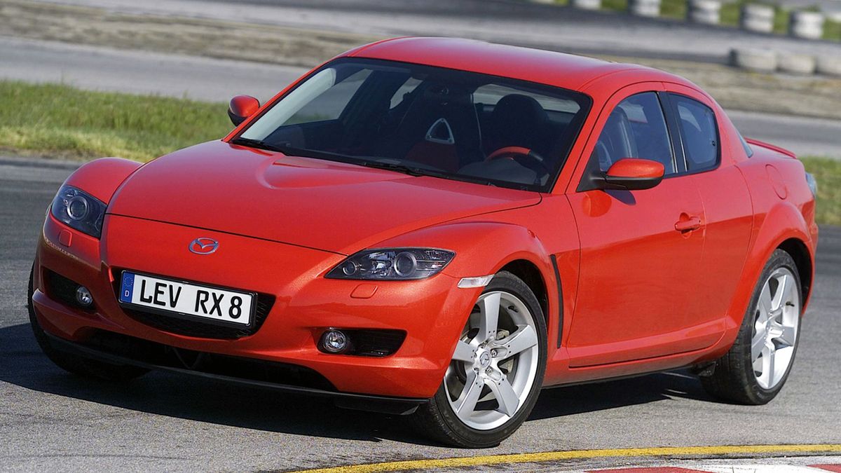 Začátek konce wankelu: Čtyřmístný sporťák Mazda RX-8 slaví 20. narozeniny