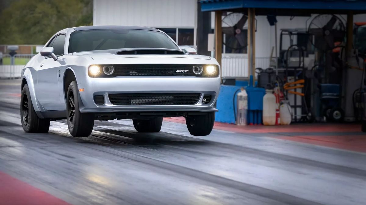 Rozloučení s osmiválcem HEMI: Přes 1000 koní pod kapotou Dodge Challenger SRT Demon 170